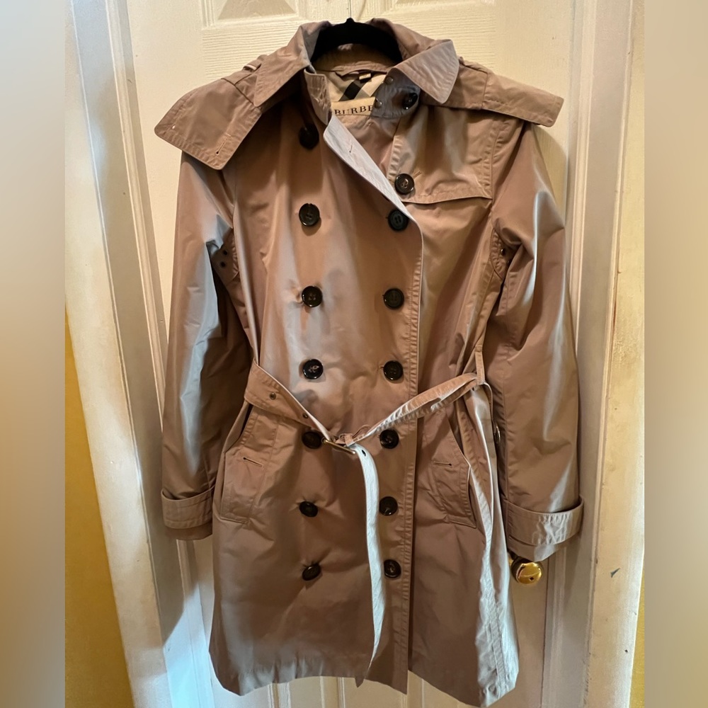 Women’s Burberry Balmoral trench coat sz 6